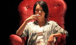 阳光下的男女